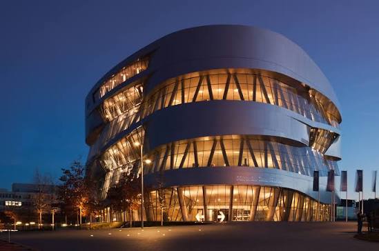 Mercedes-Benz Museum, Μουσείο Mercedes, Στουτγκάρδη, ιστορία αυτοκίνησης, αυτοκίνηση, Ιαματικά Ταξίδια, Κωνσταντίνος Βαϊτσαράς, ΙΑΜΑΤΟΓΡΑΦΙΑ, Bad am Viadukt, Bietigheim-Bissingen, ιαματικά λουτρά, ταξίδια στη Γερμανία, πολιτισμός, τεχνολογία, καινοτομία, ευεξία, σάουνα, ατμόλουτρο, Textile Free