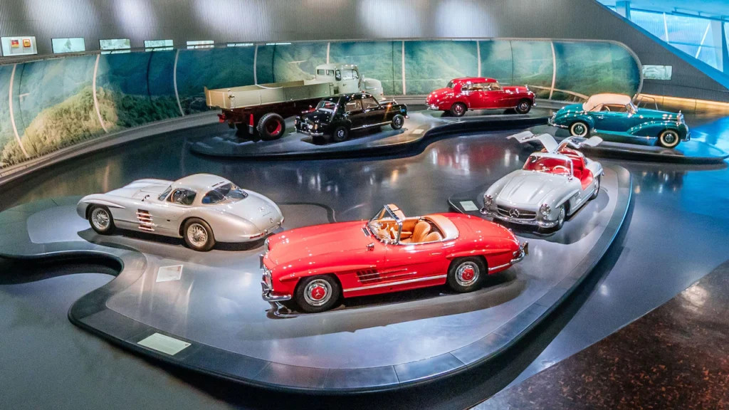Mercedes-Benz Museum, Μουσείο Mercedes, Στουτγκάρδη, ιστορία αυτοκίνησης, αυτοκίνηση, Ιαματικά Ταξίδια, Κωνσταντίνος Βαϊτσαράς, ΙΑΜΑΤΟΓΡΑΦΙΑ, Bad am Viadukt, Bietigheim-Bissingen, ιαματικά λουτρά, ταξίδια στη Γερμανία, πολιτισμός, τεχνολογία, καινοτομία, ευεξία, σάουνα, ατμόλουτρο, Textile Free
